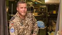 Ein Soldat in einem Arbeitscontainer 