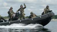 Soldaten in einem Speedboot