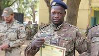 Malischer Soldat mit Urkunde