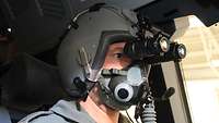 Ein Soldat mit dem neuen Helm im Cockpit 