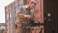 Ein Soldat arbeitet an einem Gewehr.