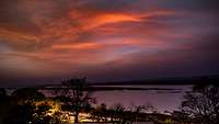 Der Sonnenaufgang färbt die Wolken über dem Niger orange