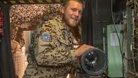 Ein Soldat in einem Arbeitscontainer 