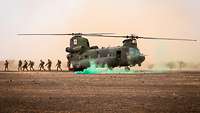 Soldaten und ein Hubschrauber in Wüstenlandschaft