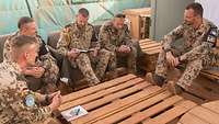Soldaten im Gespräch