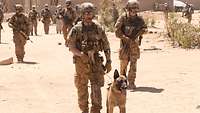Deutsche Soldaten auf Fußpatrouille mit Hunden