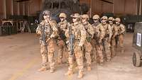 Mehrere Soldaten der Bundeswehr stehen vor einem Hubschrauber