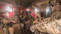 Mehrere Soldaten der Bundeswehr sitzen in einem Hubschrauber
