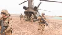 Mehrere Soldaten der Bundeswehr verlassen einen Hubschrauber