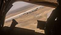 Blick aus dem Heck eines Hubschraubers auf den Niger