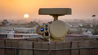 Eine Sensoreinheit vom Waffensystem „MANTIS“ im Sonnenuntergang