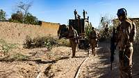 Soldaten bringen die Schläuche zum Ufer
