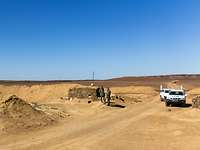 Patrouille am Sandwall Berm bei der VN-Mission MINURSO Zwei UN-Beobachter sprechen mit einem Einheimischen an einem kleinen Steinunterstand mitten in der Wüstenlandschaft