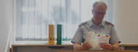 Reservistendienst Leistender liest Gesetzestexte am Schreibtisch.