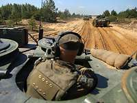 Übung Iron Wolf bei eFP Panzer fahren im Konvoi durchs Gelände