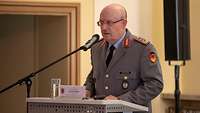 Generalleutnant Erich Pfeffer spricht zu den Gästen 
