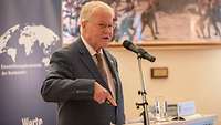 MdB Winfried Nachtwei spricht über das Kosovo 