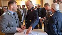 Soldaten unterhalten sich über die Tradition der Bundeswehr 