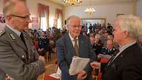 Drei Männer unterhalten sich 