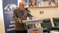 Generalleutnant Pfeffer bei einer Ansprache 