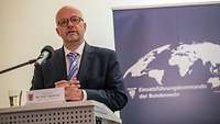 MdB Fritz Felgentreu spricht zu den Gästen