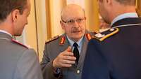 Generalleutnant Erich Pfeffer im Gespräch mit Soldaten