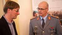 Professor Dr. Neitzel im Gespräch mit einem General 