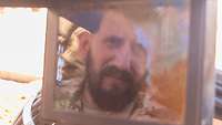 Ein Soldat schaut auf einen Monitor