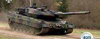 Ein Kampfpanzer Leopard 2 fährt im Gelände