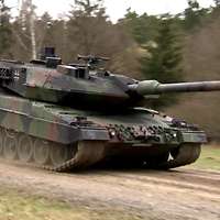 Ein Kampfpanzer Leopard 2 fährt im Gelände