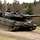 Ein Kampfpanzer Leopard 2 fährt im Gelände