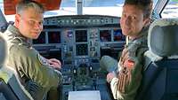 Zwei Piloten sitzen im Cockpit eines A330.