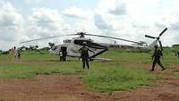 Hubschrauber auf Grünfläche