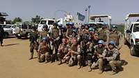 Gruppenbild mit Blauhelmsoldaten