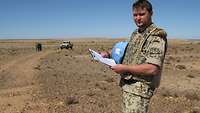 Soldat mit UN-Helm und Unterlagen