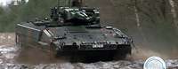 Ein Schützenpanzer Puma fährt durch schlammiges Gelände