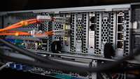 Die Rückseite eines Servers mit Kabel