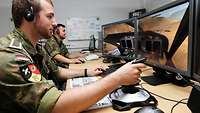 Soldaten sitzen am Computer
