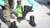 Ein Soldat desinfiziert seine Kampfstiefel