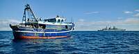 Ein Boardingteam der Operation Sophia überprüft ein Fischerboot Ein Fischerboot das von Soldaten und Soldatinnen der Bundeswehr auf hoher See kontrolliert wird
