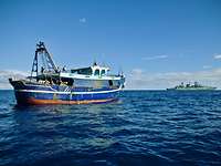 Ein Boardingteam der Operation Sophia überprüft ein Fischerboot Ein Fischerboot das von Soldaten und Soldatinnen der Bundeswehr auf hoher See kontrolliert wird