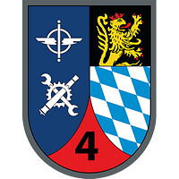 Rechts der Pfälzer Löwe, bayerische Rauten, links Symbole von Nachschub und Instandsetzung, eine 4.
