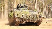 Schützenpanzer in Fahrt