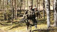 Bewaffnete Soldaten im Wald