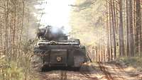 Schützenpanzer im Wald