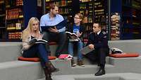 Studenten sitzen auf Stufen in der Bibliothek