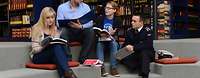 Studenten in der Bibliothek der Helmut Schmidt Universität Hambug Studenten sitzen auf Stufen in der Bibliothek