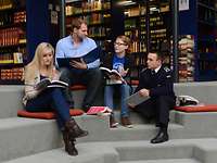 Studenten in der Bibliothek der Helmut Schmidt Universität Hambug Studenten sitzen auf Stufen in der Bibliothek