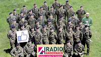 Gruppenfoto – ca. 60 Soldatinnen und Soldaten und zwei zivile Mitarbeiter stehen zusammen.