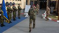 General Zorn wird durch Generalmajor Salvatore Cuoci vor dem Hauptquartier der KFOR begrüßt